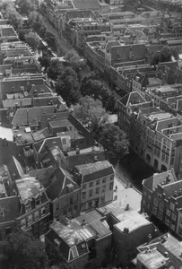 221155 Overzicht van de Oudegracht te Utrecht, vanaf de Domtoren, met op de voorgrond het Wed.